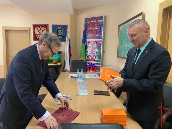 Руководитель югорского управления Росгвардии принял участие во встрече с известным российским писателем