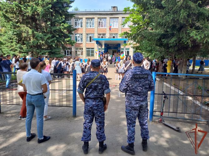Росгвардия обеспечила безопасность последних звонков в Сибири