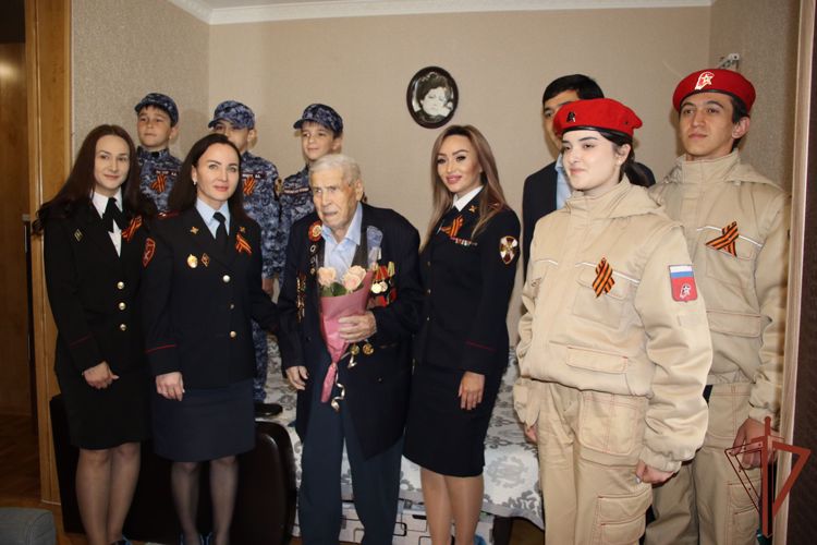 Акцию «Парад у дома ветерана» поддержали росгвардейцы в Нальчике