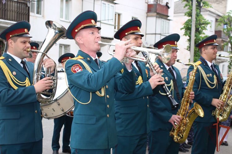    Акцию «Парад у дома ветерана» поддержали росгвардейцы в Нальчике