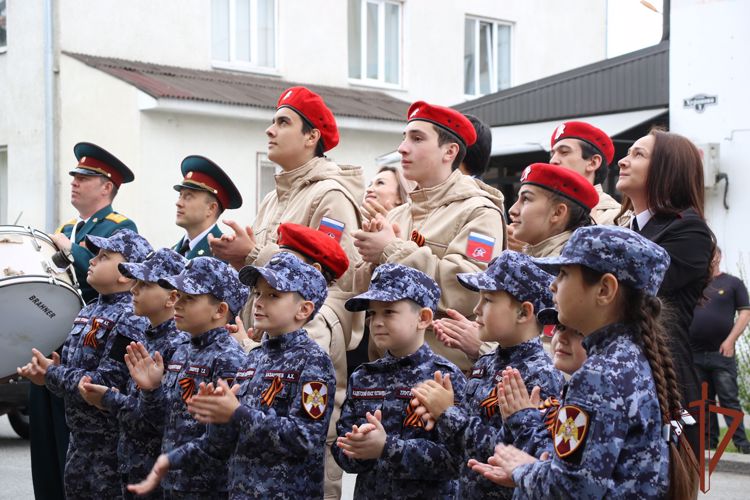    Акцию «Парад у дома ветерана» поддержали росгвардейцы в Нальчике