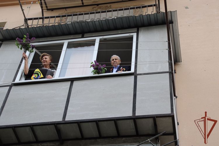    Акцию «Парад у дома ветерана» поддержали росгвардейцы в Нальчике