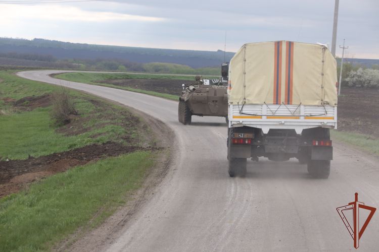Более 70 тонн гумпомощи доставили Росгвардия и МЧС жителям Харьковской области (видео)