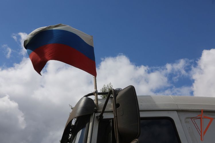 Более 70 тонн гумпомощи доставили Росгвардия и МЧС жителям Харьковской области (видео)