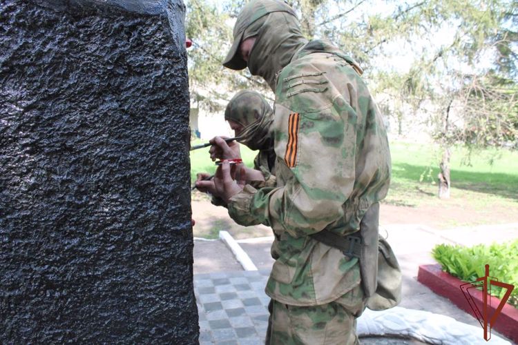 Военнослужащие Росгвардии отреставрировали воинские мемориалы в Харьковской области  