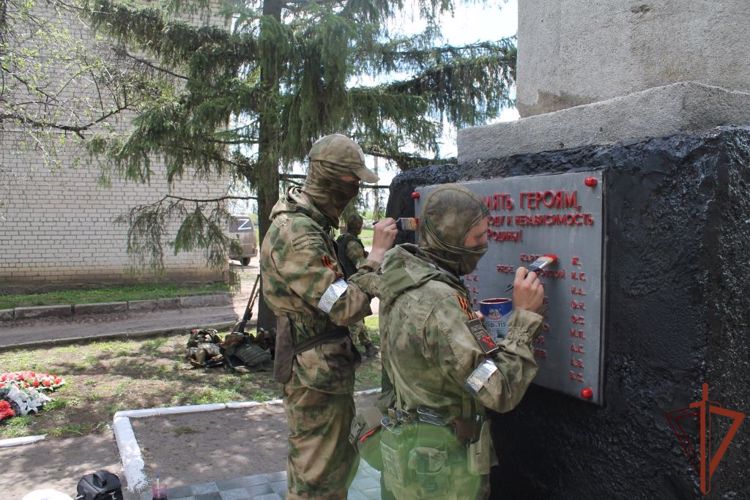 Военнослужащие Росгвардии отреставрировали воинские мемориалы в Харьковской области  