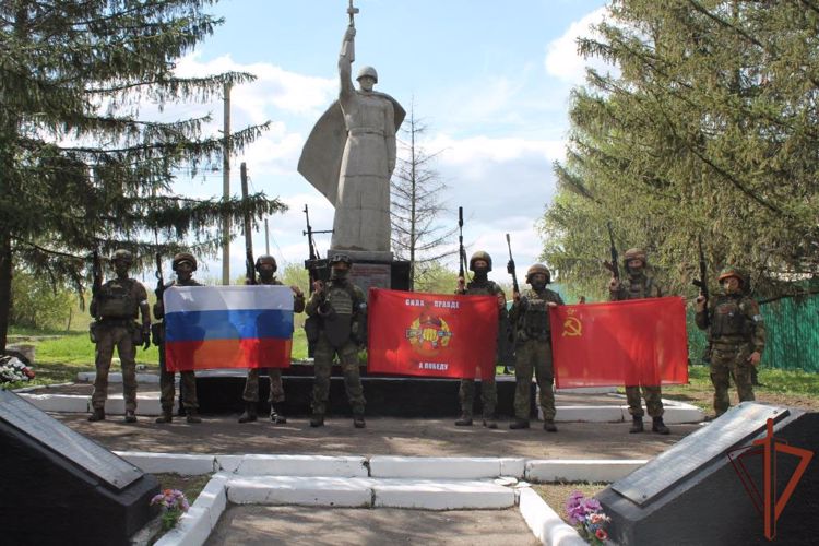 Военнослужащие Росгвардии отреставрировали воинские мемориалы в Харьковской области