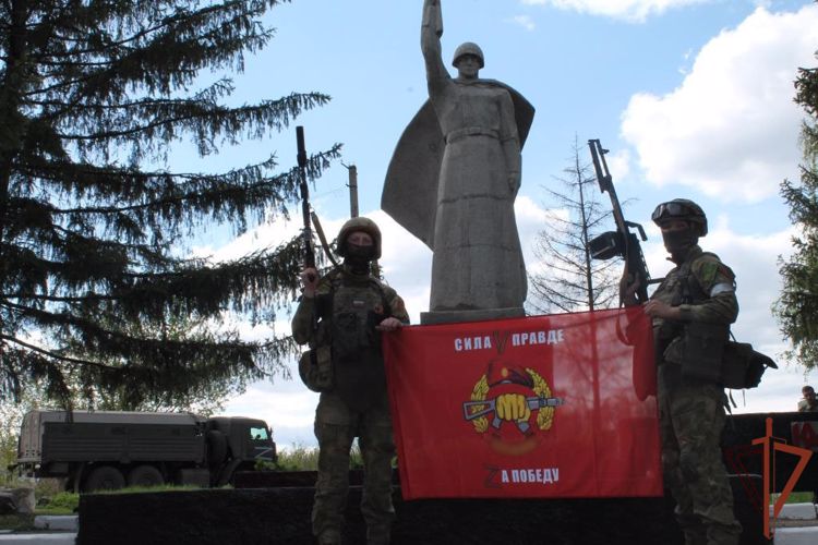 Военнослужащие Росгвардии отреставрировали воинские мемориалы в Харьковской области  