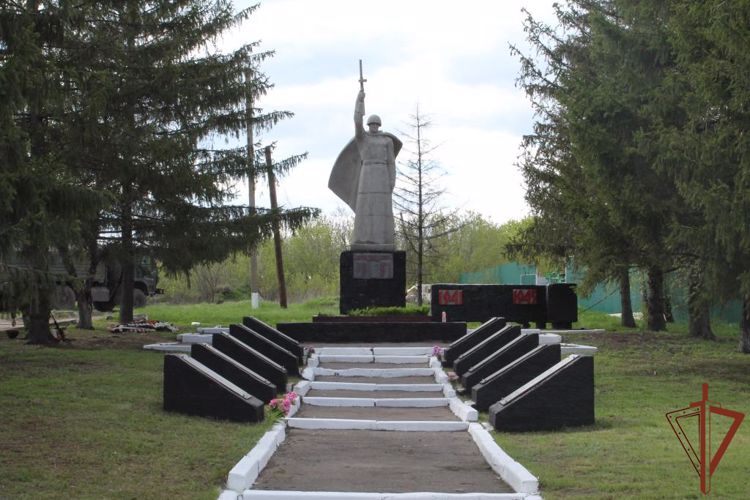 Военнослужащие Росгвардии отреставрировали воинские мемориалы в Харьковской области  