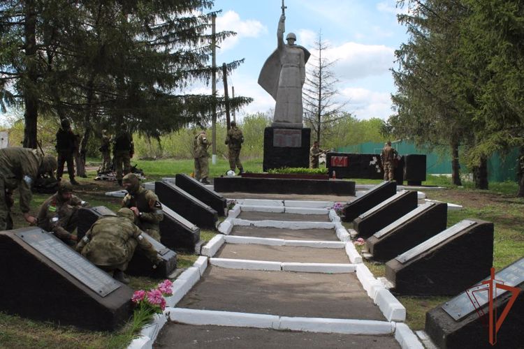 Военнослужащие Росгвардии отреставрировали воинские мемориалы в Харьковской области  