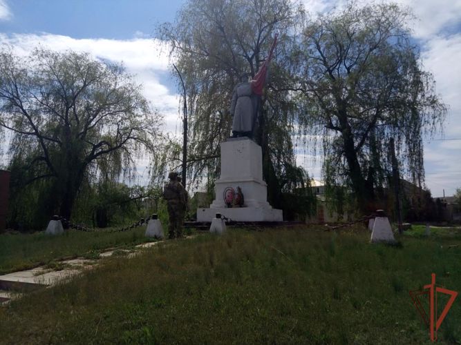 Военнослужащие Росгвардии отреставрировали воинские мемориалы в Харьковской области  
