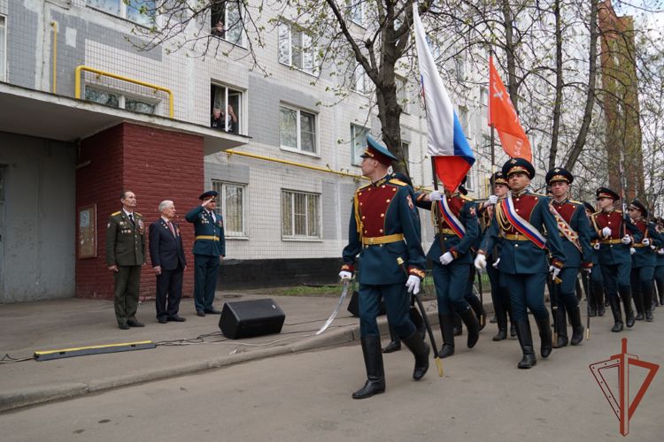 В преддверии Дня Победы Росгвардия проводит для ветеранов персональные парады