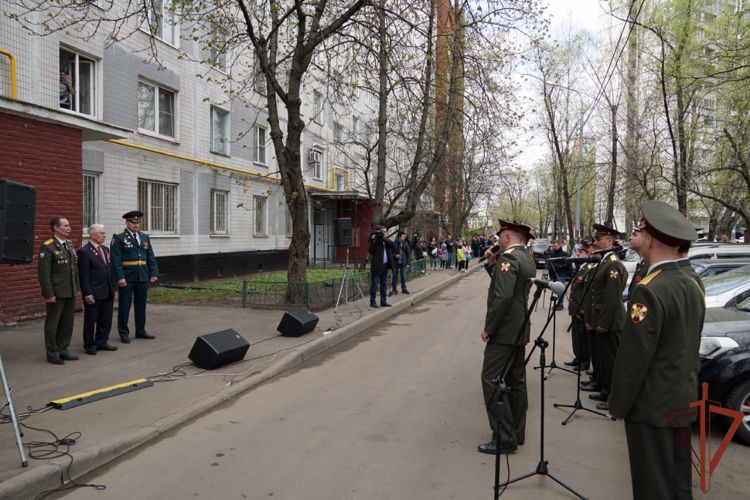 В преддверии Дня Победы Росгвардия проводит для ветеранов персональные парады