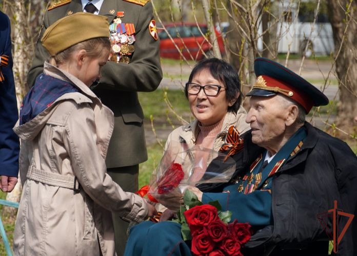 В преддверии Дня Победы Росгвардия проводит для ветеранов персональные парады