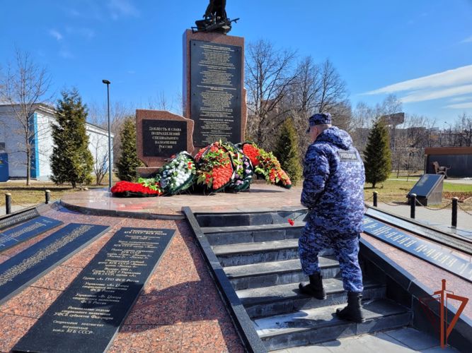 Росгвардейцы возложили цветы к памятным монументам, посвящённым Великой Отечественной войне в Москве