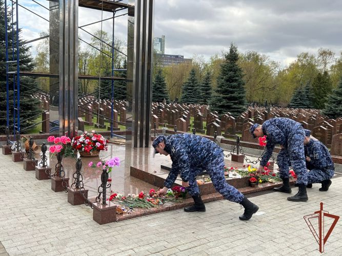 Росгвардейцы возложили цветы к памятным  монументам, посвящённым  Великой Отечественной  войне в Москве