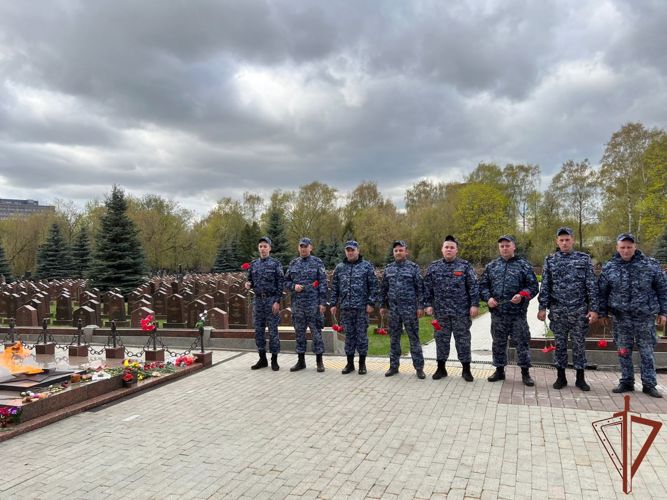 Росгвардейцы возложили цветы к памятным  монументам, посвящённым  Великой Отечественной  войне в Москве