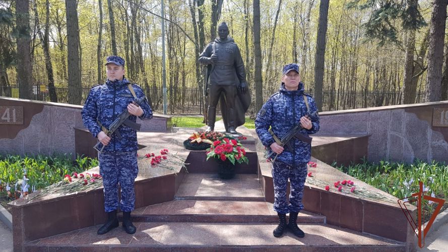 Росгвардейцы возложили цветы к памятным  монументам, посвящённым  Великой Отечественной  войне в Москве