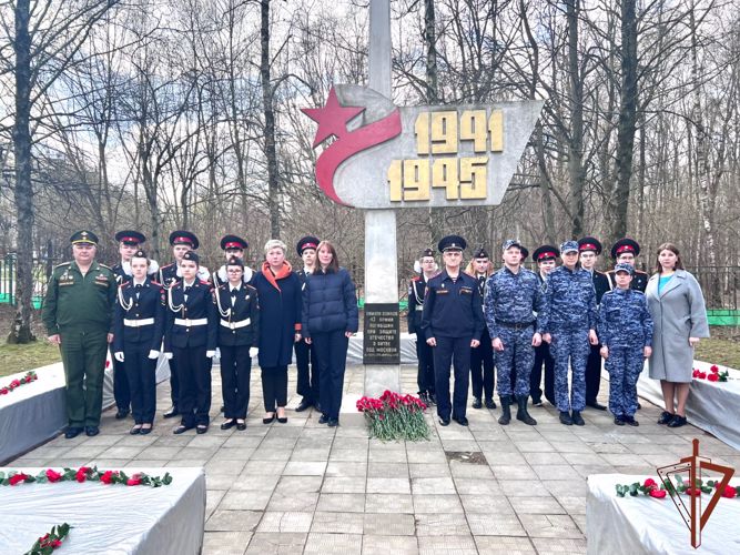 Росгвардейцы возложили цветы к памятным  монументам, посвящённым  Великой Отечественной  войне в Москве