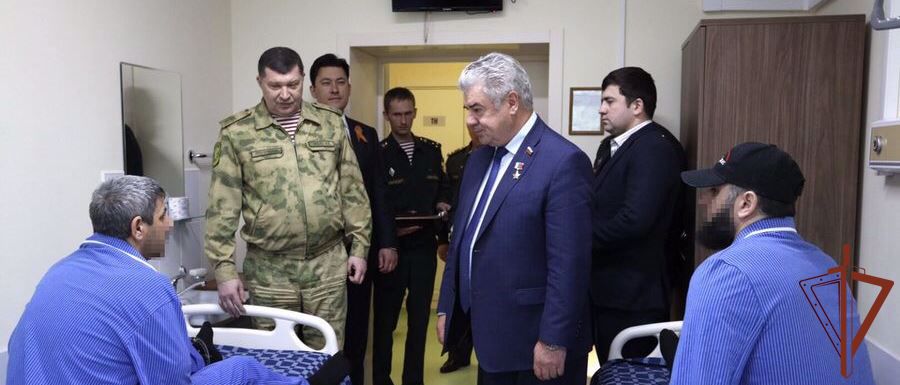 Председатель Комитета Совета Федерации Виктор Бондарев и заместитель директора Росгвардии Игорь Ильяш вручили награды росгвардейцам, отличившимся в ходе специальной военной операции