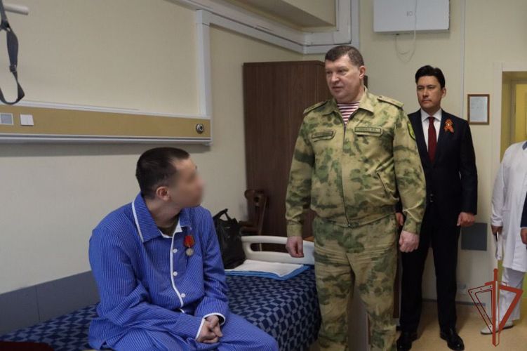Председатель Комитета Совета Федерации Виктор Бондарев и заместитель директора Росгвардии Игорь Ильяш вручили награды росгвардейцам, отличившимся в ходе специальной военной операции