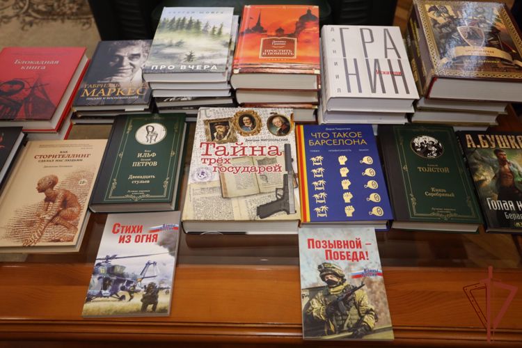 Российский книжный союз передал Главному военному клиническому госпиталю Росгвардии 500 новых книг