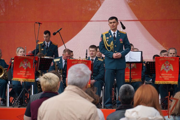 Военные оркестры Росгвардии концертами поздравили москвичей с наступающим Днем Победы