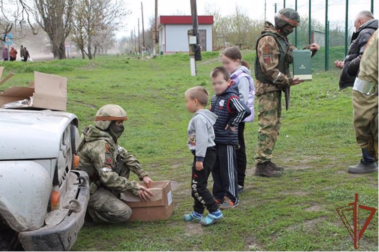 Военнослужащие Росгвардии в Харьковской области раздали детям подарки