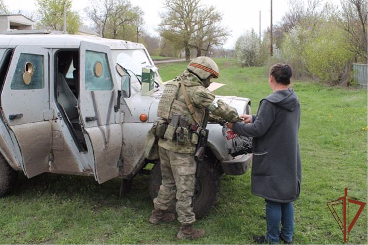 Военнослужащие Росгвардии в Харьковской области раздали детям подарки