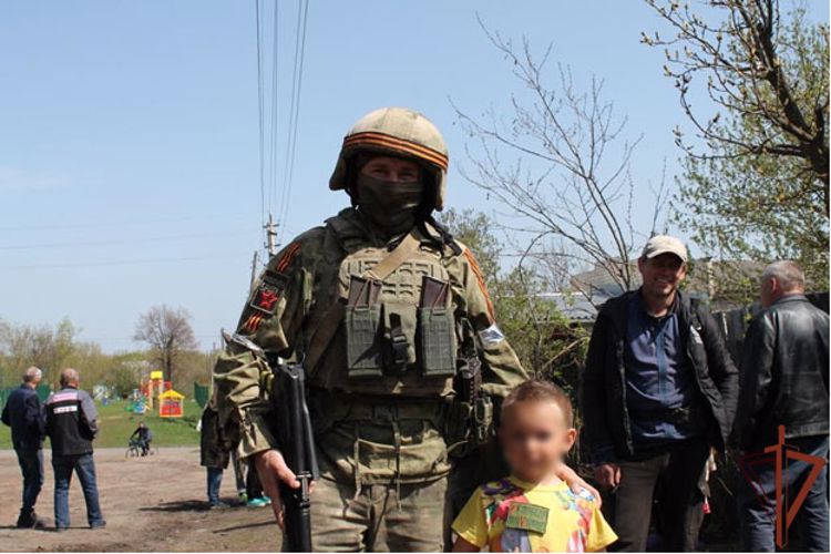 Военнослужащие Росгвардии в Харьковской области раздали детям подарки