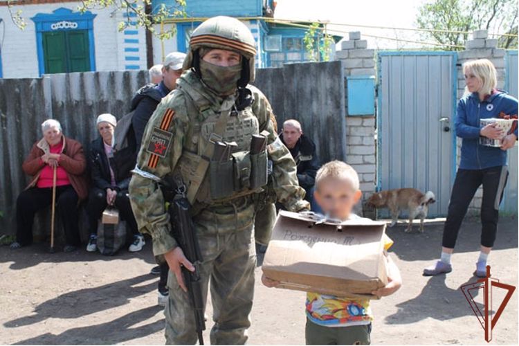 Военнослужащие Росгвардии в Харьковской области раздали детям подарки
