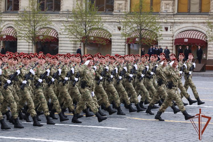 Военнослужащие Росгвардии приняли участие в военном параде на Красной площади