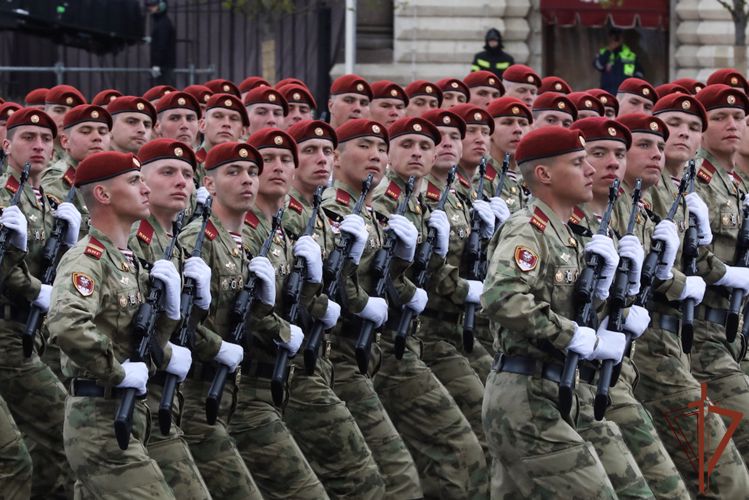 Военнослужащие Росгвардии приняли участие в военном параде на Красной площади