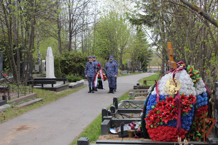   Память Героя Советского Союза Степана Харитоновича Зайцева почтили росгвардейцы на Троекуровском кладбище Москвы