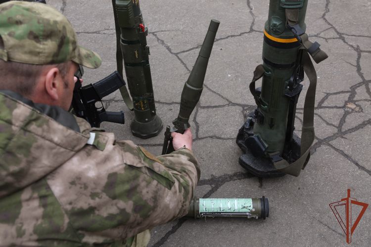 Росгвардейцы изъяли у националистов вооружение иностранного производства
