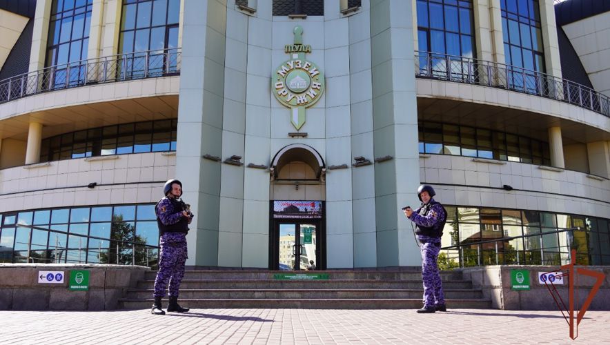 Росгвардейцы Центрального округа поздравили работников музеев с профессиональным праздником