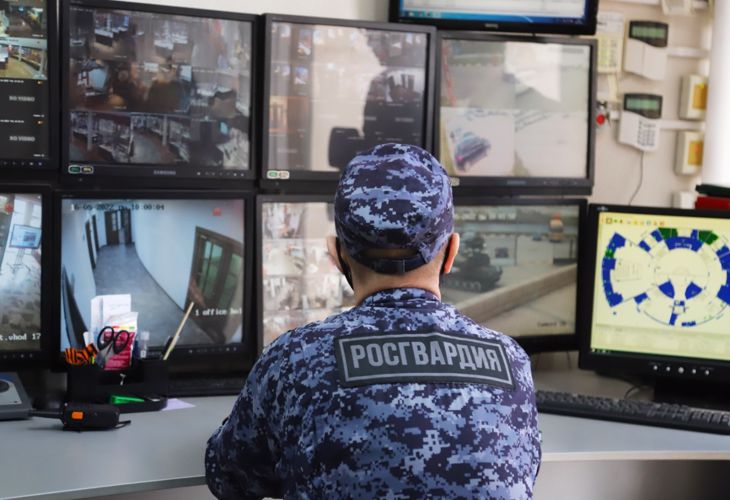 Росгвардейцы показали работу по охране государственных музеев и поздравили их сотрудников с праздником
