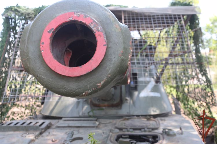 Росгвардейцы осваивают трофейную военную технику
