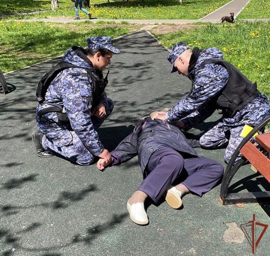 Потерявшей сознание пожилой москвичке  росгвардейцы оказали доврачебную помощь 
