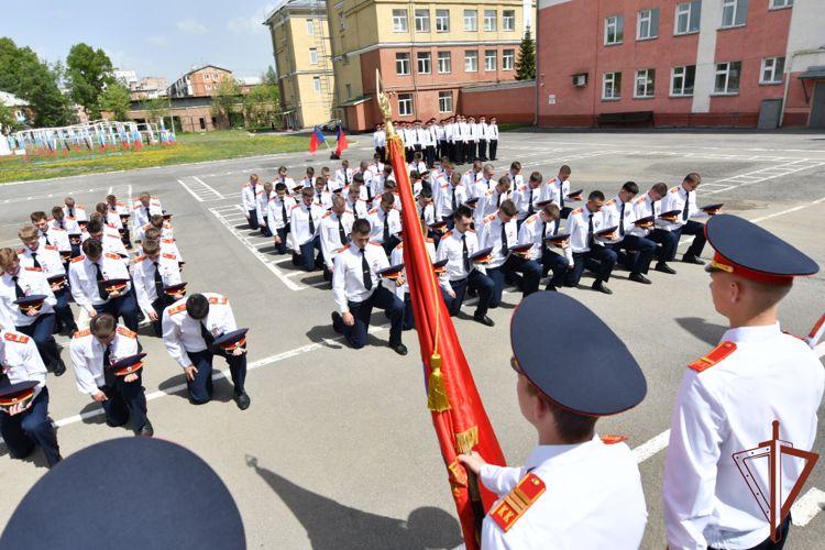  Последние звонки прозвучали для классов Росгвардии в Сибири