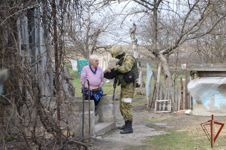 Росгвардия помогает восстанавливать жилые дома населению в ЛНР