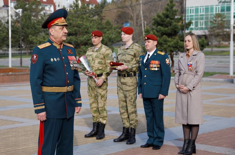 Вдове Героя России Максима Концова передали на хранение краповый берет погибшего супруга
