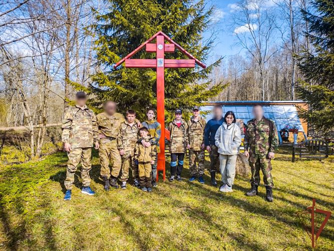 Офицеры СОБР Росгвардии совместно с подшефным клубом привели в порядок воинские захоронения 