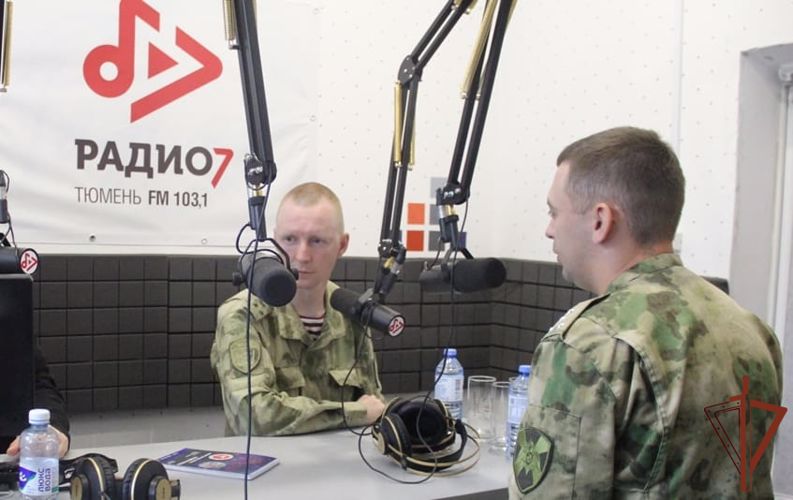 Накануне профессионального праздника кинологи Уральского округа Росгвардии стали гостями прямого радиоэфира 