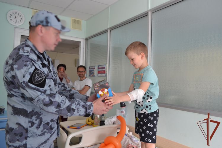 Пациентов одной из столичных детских больниц поздравили росгвардейцы с Днем защиты детей