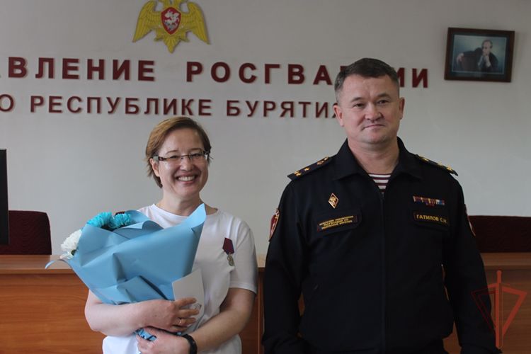 В Бурятии росгвардейцы наградили журналистов памятными медалями 