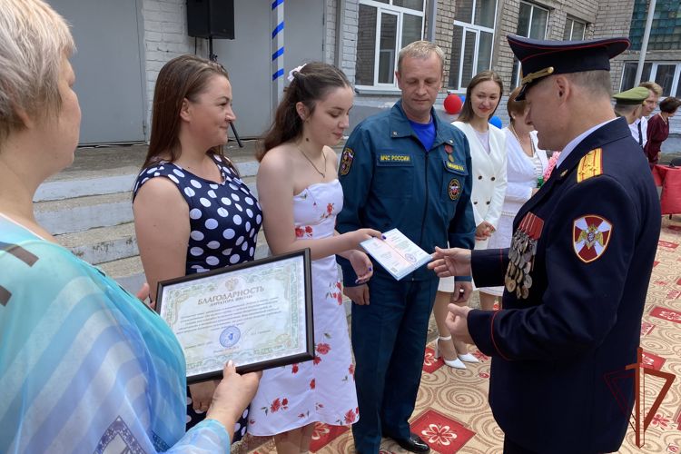 Офицер Росгвардии, чьим именем названа школа в Удмуртии, вручил выпускникам аттестаты