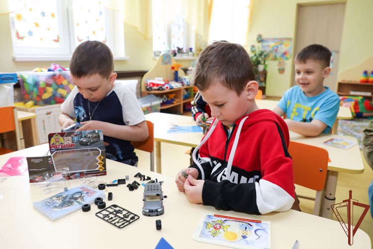В Международный день защиты детей росгвардейцы подарили игрушки воспитанникам детского сада в Подмосковье