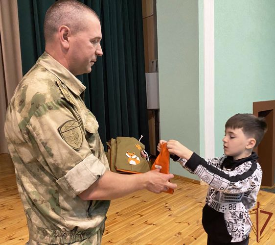 Участники детского лагеря в Саранске передали поделки для росгвардейцев — участников спецоперации
