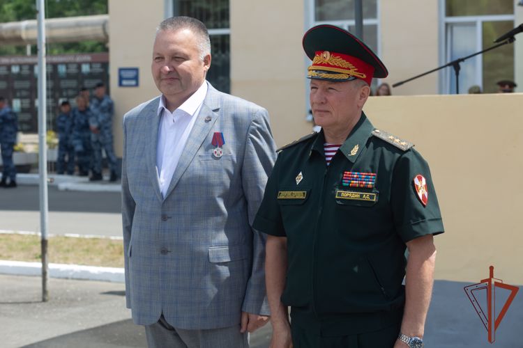 Командующий Приволжским округом Росгвардии вручил государственные награды участникам спецоперации